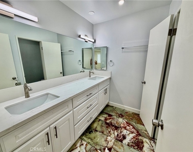 1344 N Martel Avenue - Photo Thumbnail 12