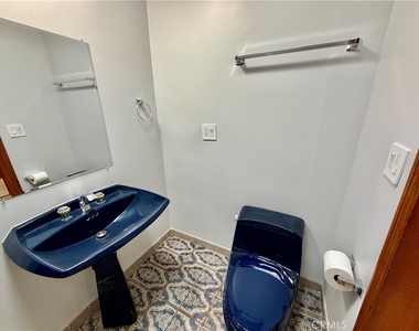 1344 N Martel Avenue - Photo Thumbnail 7