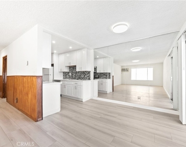 1344 N Martel Avenue - Photo Thumbnail 6