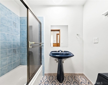 1344 N Martel Avenue - Photo Thumbnail 10