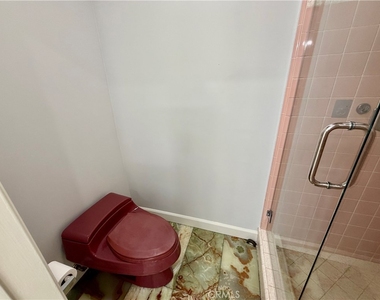1344 N Martel Avenue - Photo Thumbnail 13