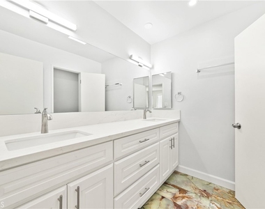 1344 N Martel Avenue - Photo Thumbnail 15