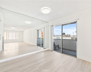 1344 N Martel Avenue - Photo Thumbnail 5