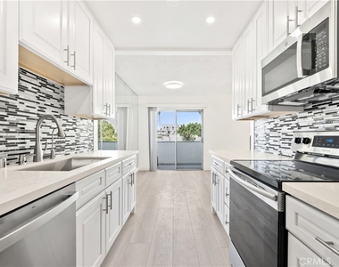 1344 N Martel Avenue - Photo Thumbnail 2