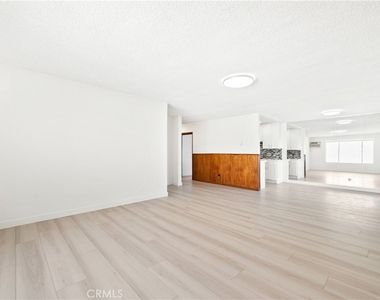 1344 N Martel Avenue - Photo Thumbnail 7