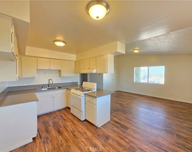 8342 Columbine Avenue - Photo Thumbnail 11