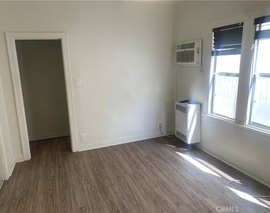 1145 S New Hampshire - Photo Thumbnail 2