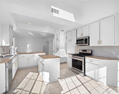 24302 Andrea St - Photo Thumbnail 10