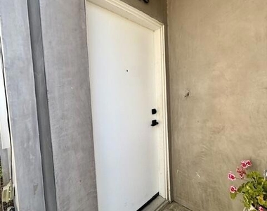 5628 Auckland Avenue - Photo Thumbnail 1