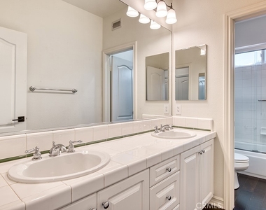30 Eisenhower Lane Lane - Photo Thumbnail 23