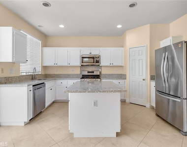 51 Appleglen Drive - Photo Thumbnail 4