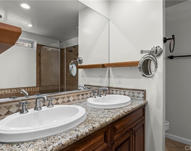2424 University Dr - Photo Thumbnail 19