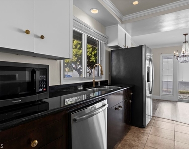 2424 University Dr - Photo Thumbnail 8
