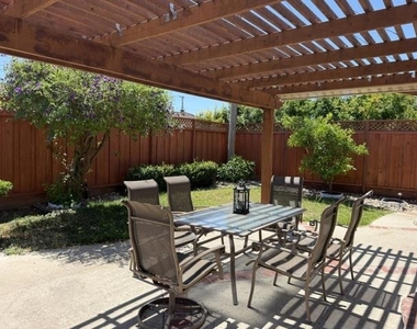 523 Hickory Place - Photo Thumbnail 9
