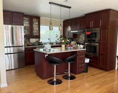523 Hickory Place - Photo Thumbnail 1
