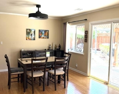 523 Hickory Place - Photo Thumbnail 2