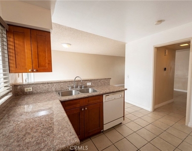 1439 N Elderberry Avenue - Photo Thumbnail 4