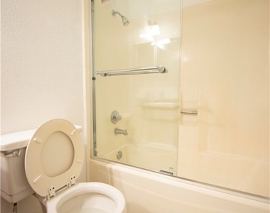 1439 N Elderberry Avenue - Photo Thumbnail 27