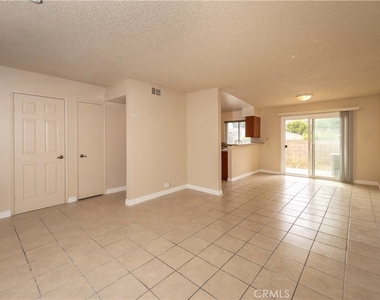 1439 N Elderberry Avenue - Photo Thumbnail 9