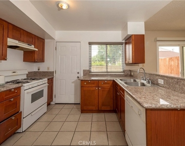 1439 N Elderberry Avenue - Photo Thumbnail 6