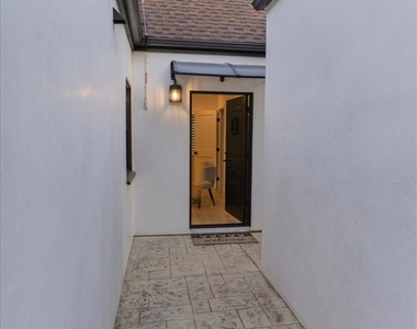 900 Brier Lane - Photo Thumbnail 10