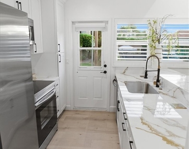 900 Brier Lane - Photo Thumbnail 5