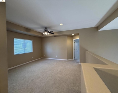 533 Stirling Ct - Photo Thumbnail 7