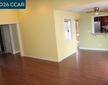 190 Iris Rd - Photo Thumbnail 4