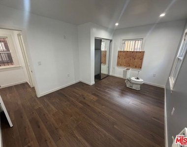 1021 1/4 S Burlington Avenue - Photo Thumbnail 7