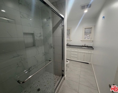 1021 1/4 S Burlington Avenue - Photo Thumbnail 3