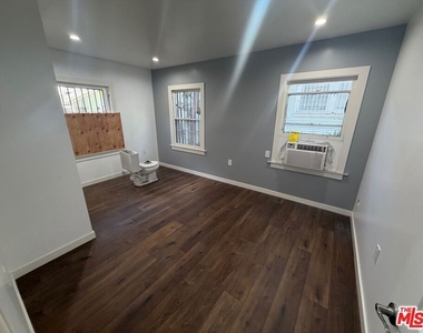 1021 1/4 S Burlington Avenue - Photo Thumbnail 6