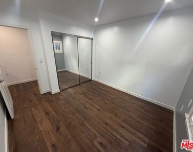 1021 1/4 S Burlington Avenue - Photo Thumbnail 10