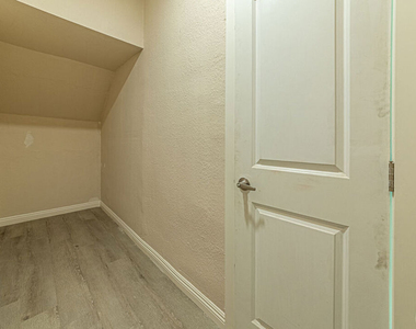 801 N Alexandria Avenue - Photo Thumbnail 14