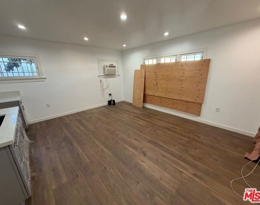 1021 S Burlington Avenue - Photo Thumbnail 4