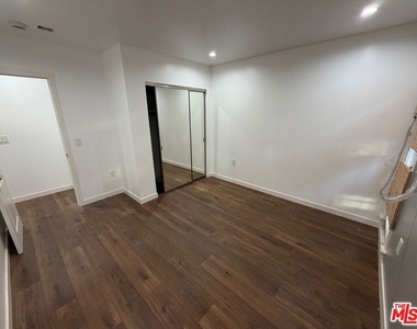 1021 S Burlington Avenue - Photo Thumbnail 7