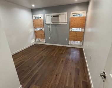 1021 S Burlington Avenue - Photo Thumbnail 5
