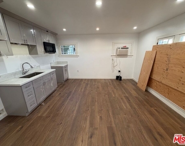1021 S Burlington Avenue - Photo Thumbnail 1