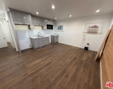 1021 S Burlington Avenue - Photo Thumbnail 2