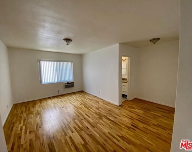 149 S Hayworth Avenue - Photo Thumbnail 3