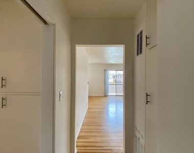 149 S Hayworth Avenue - Photo Thumbnail 4
