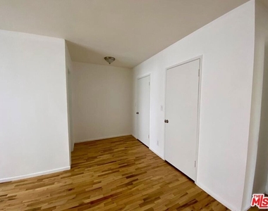 149 S Hayworth Avenue - Photo Thumbnail 6