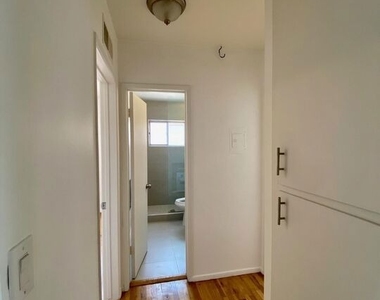 149 S Hayworth Avenue - Photo Thumbnail 9