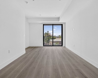 1808 Lincoln Boulevard - Photo Thumbnail 6