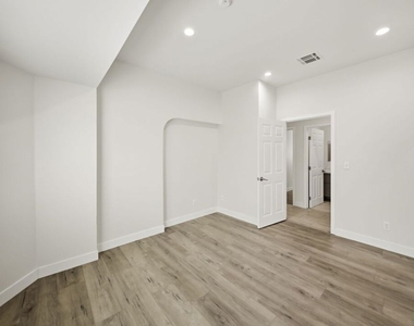 2910 Budlong Avenue - Photo Thumbnail 28