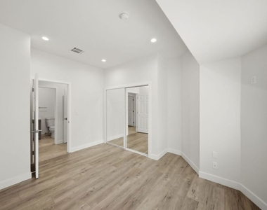 2910 Budlong Avenue - Photo Thumbnail 26