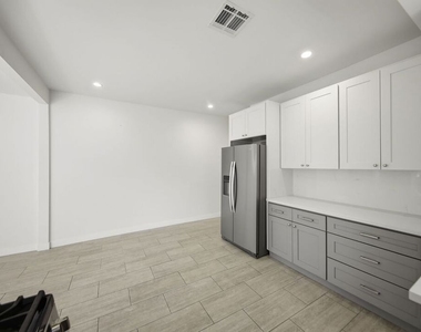 2910 Budlong Avenue - Photo Thumbnail 10