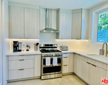 948 E 67th Street - Photo Thumbnail 4