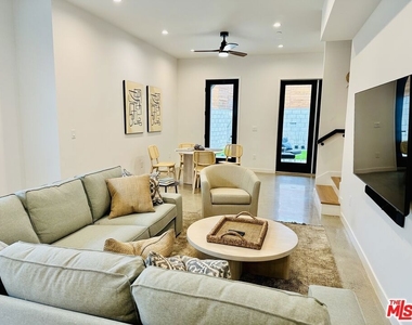 948 E 67th Street - Photo Thumbnail 3