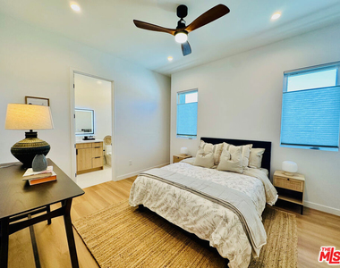 948 E 67th Street - Photo Thumbnail 31