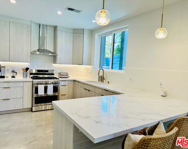 948 E 67th Street - Photo Thumbnail 5